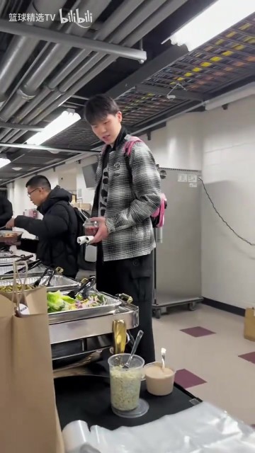乐鱼体育登录-杨瀚森赛后都吃什么？来看看开拓者&amp;湖人&amp;掘金三队的赛后餐